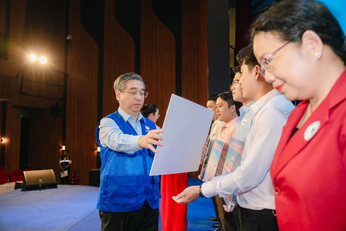 TP. Hồ Chí Minh trao 750 thẻ bảo hiểm y tế cho người khó khăn trong chương trình an sinh xã hội