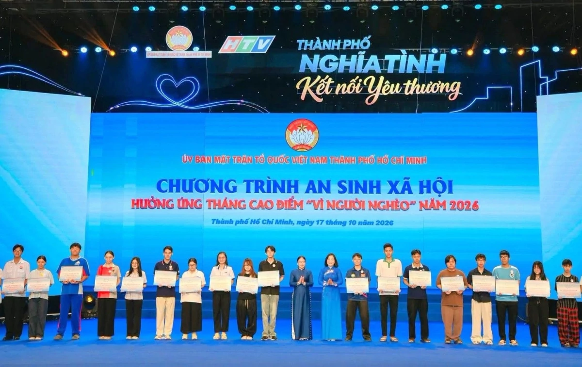 TP. Hồ Chí Minh trao 750 thẻ bảo hiểm y tế cho người khó khăn trong chương trình an sinh xã hội