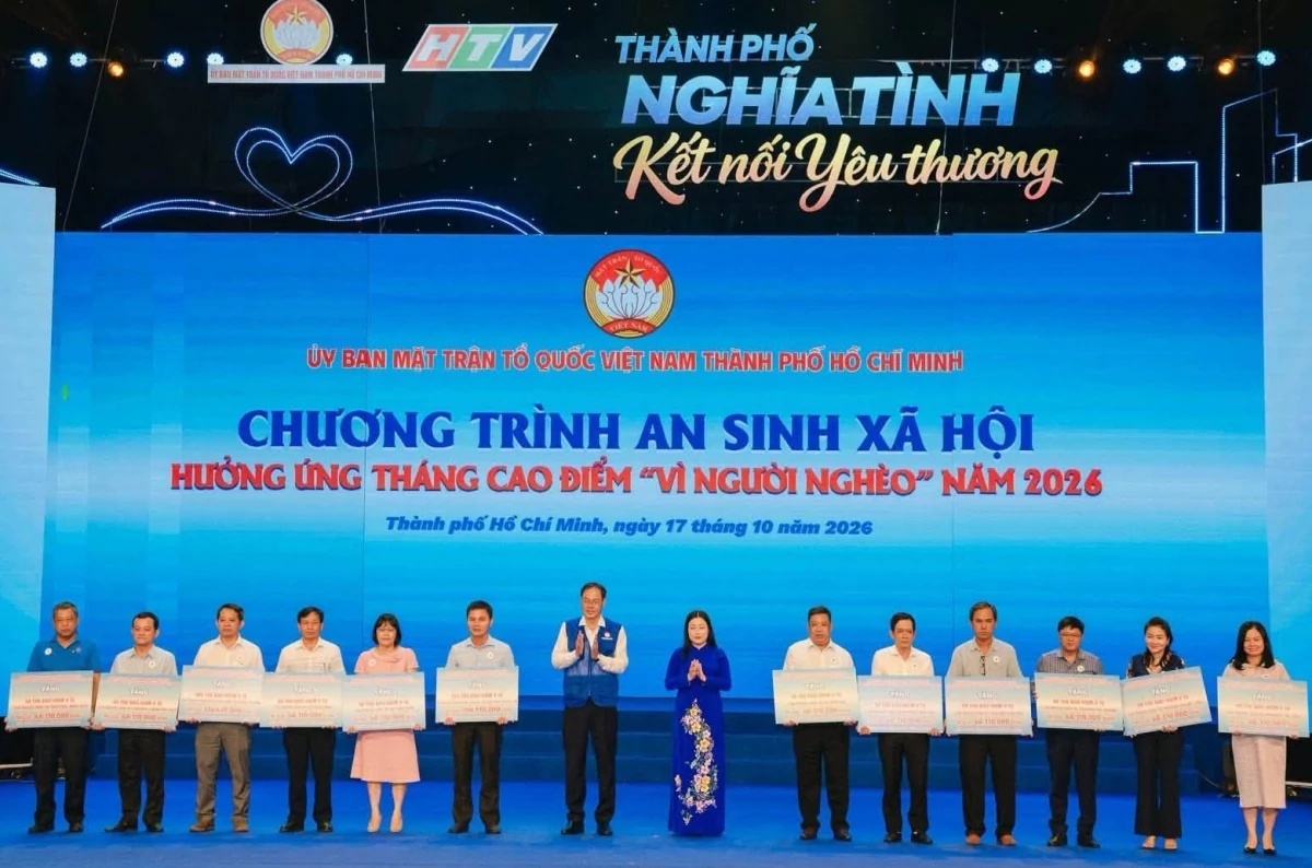 TP. Hồ Chí Minh trao 750 thẻ bảo hiểm y tế cho người khó khăn trong chương trình an sinh xã hội