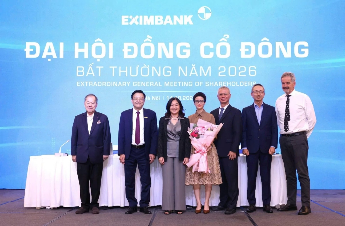 Các thành viên Hội đồng Quản trị và Trưởng Ban Kiểm soát Eximbank tặng hoa chúc mừng bà Phạm Thị Huyền Trang, Tổng Giám đốc, nhân dịp  bà được bầu làm thành viên Hội đồng Quản trị nhiệm kỳ VIII (2025–2030).