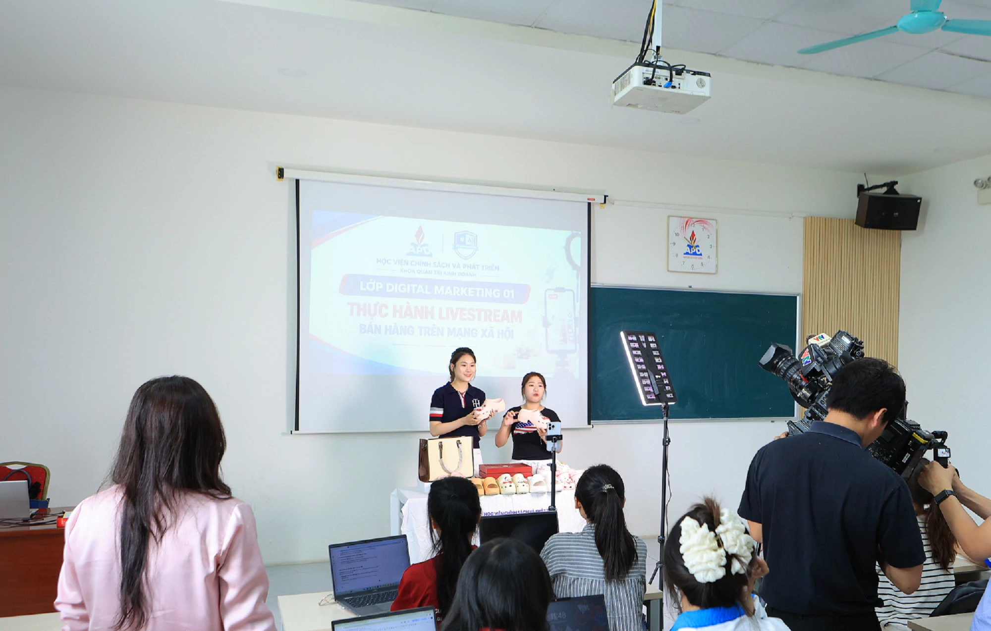 Cơ chế tự chủ thúc đẩy giáo dục đại học chuyển đổi số, đổi mới sáng tạo Cơ chế tự chủ thúc đẩy giáo dục đại học chuyển đổi số, đổi mới sáng tạo