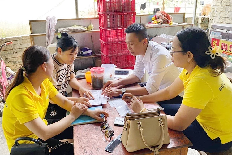 Nhân viên Bưu điện tỉnh Nghệ An tham gia vận động người dân tham gia BHXH tự nguyện, BHYT hộ gia đình.