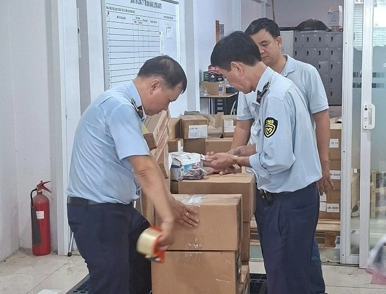 Kiểm tra doanh nghiệp, tạm giữ lô hàng hơn 4 tỷ nghi xâm phạm quyền sở hữu trí tuệ