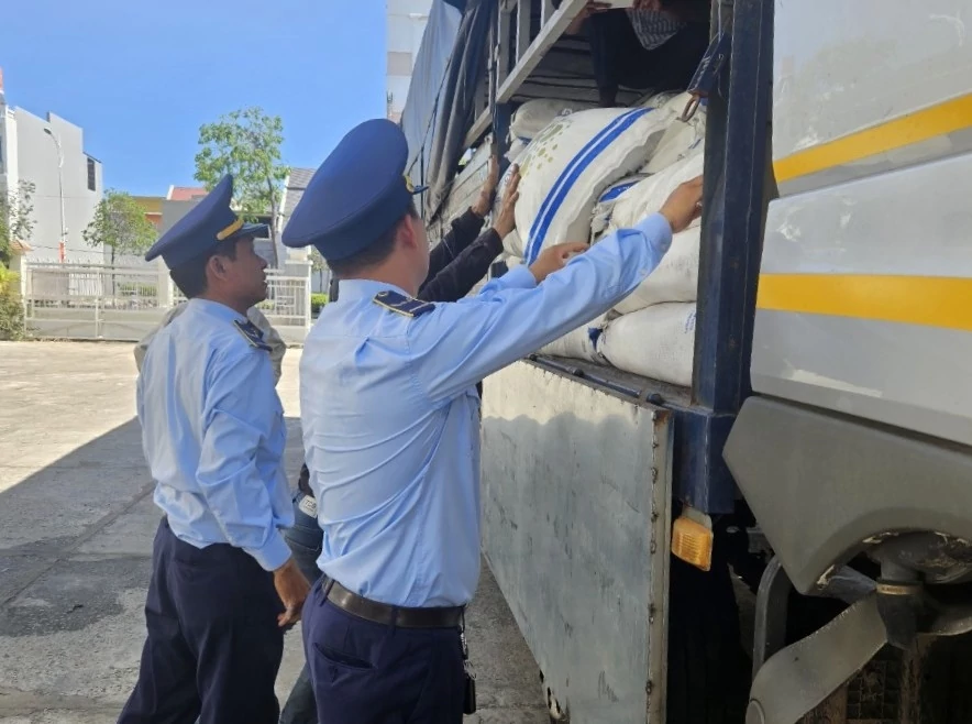 Lực lượng Quản lý thị trường kiểm tra phương tiện vận chuyển đường nhập lậu. Ảnh: dms.gov.vn