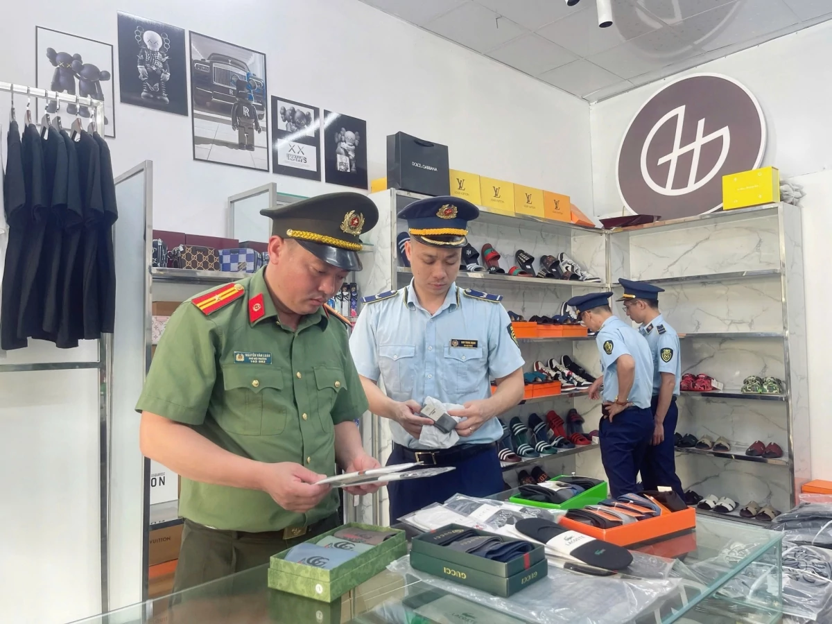 Các lực lượng trên địa bàn tỉnh Lạng Sơn phối hợp kiểm tra cơ sở kinh doanh hàng hóa có dấu hiệu xâm phạm quyền sở hữu trí tuệ. Ảnh: https:dms.gov.vn/