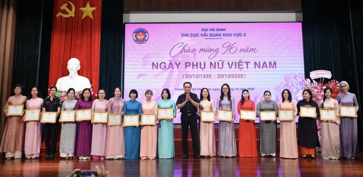 Hải quan khu vực II khen thưởng 39 nữ công chức tiêu biểu