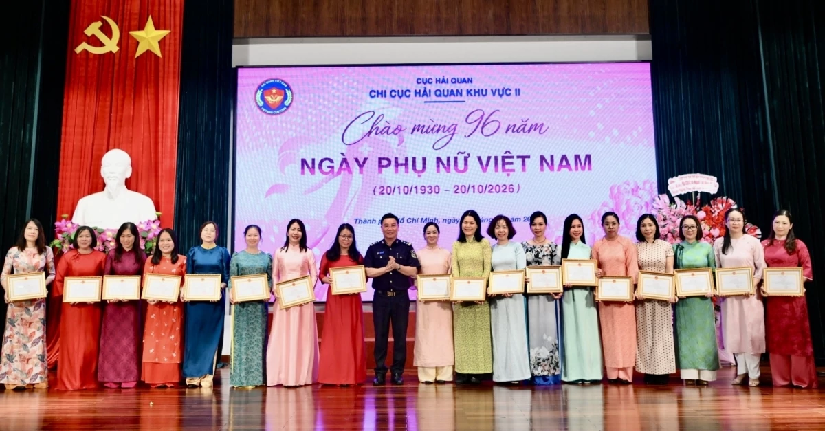 Hải quan khu vực II khen thưởng 39 nữ công chức tiêu biểu