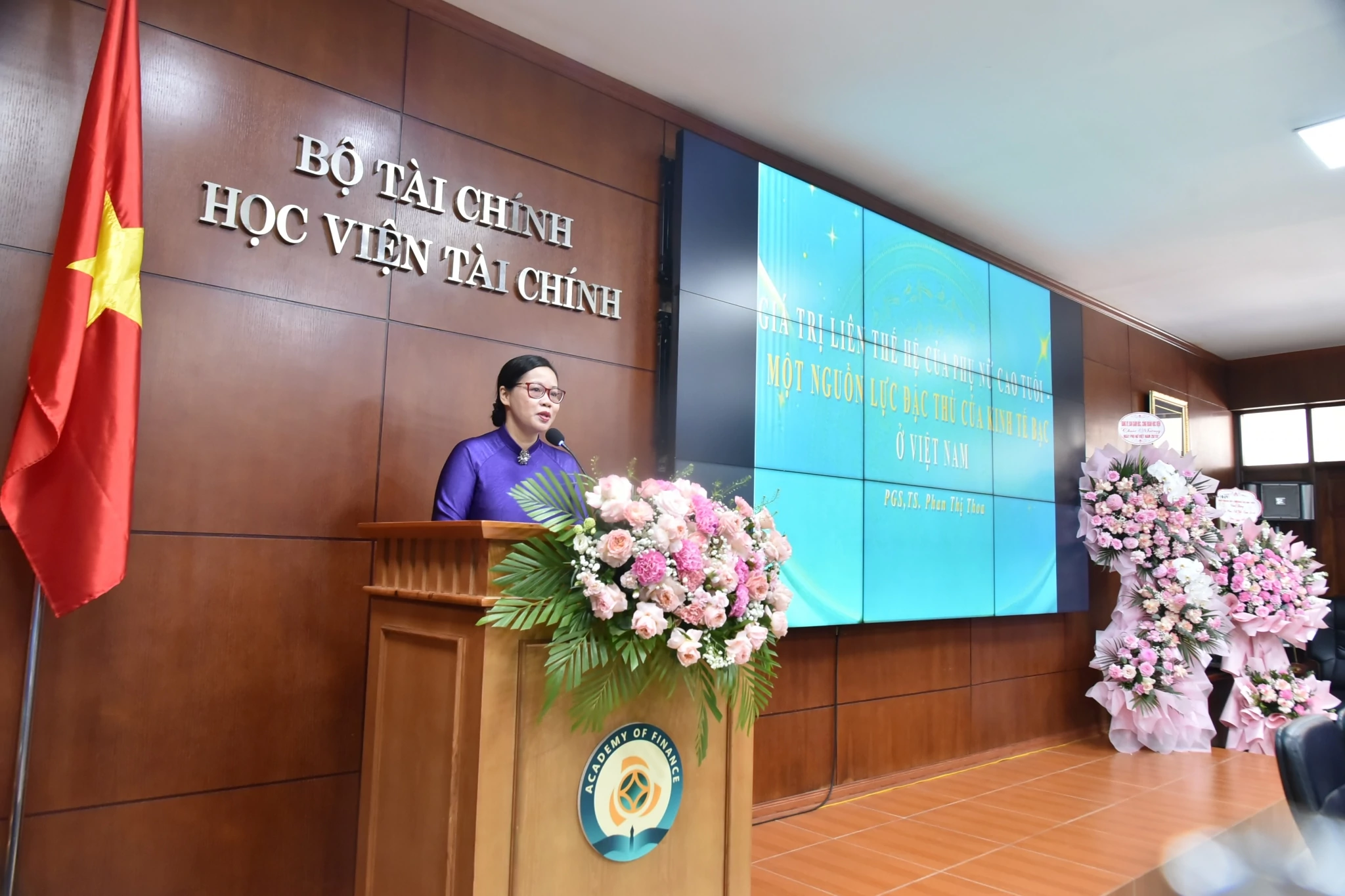Phát huy vai trò nữ giới, khơi mở động lực phát triển kinh tế bạc tại Việt Nam Phát huy vai trò nữ giới, khơi mở động lực phát triển kinh tế bạc tại Việt Nam