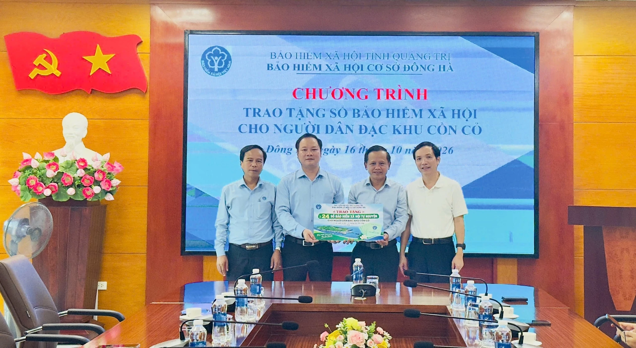Quảng Trị: Trao tặng 24 sổ bảo hiểm xã hội tự nguyện cho người dân đặc khu Cồn Cỏ