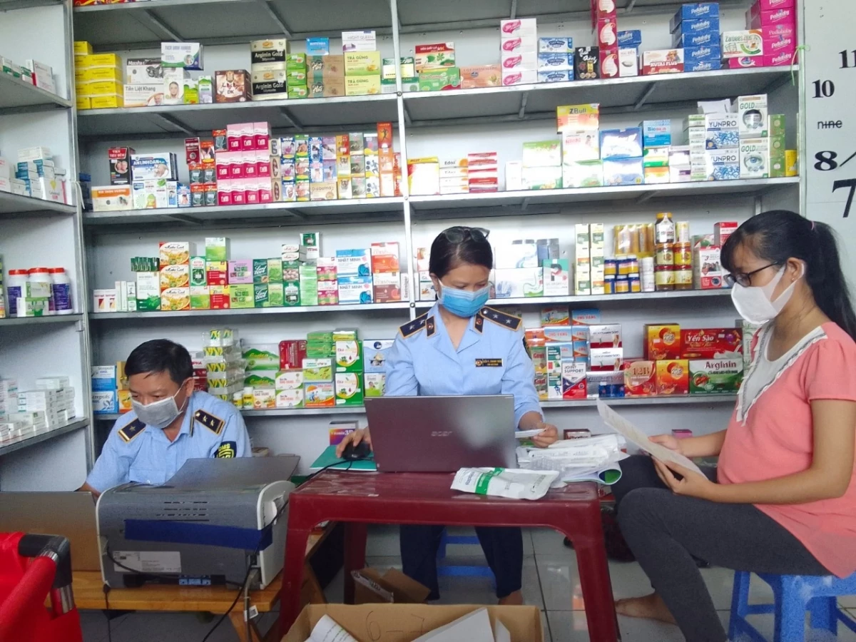 Lực lượng chức năng phối hợp kiểm tra cơ sở kinh doanh thiết bị y tế. Ảnh: dms.gov.vn