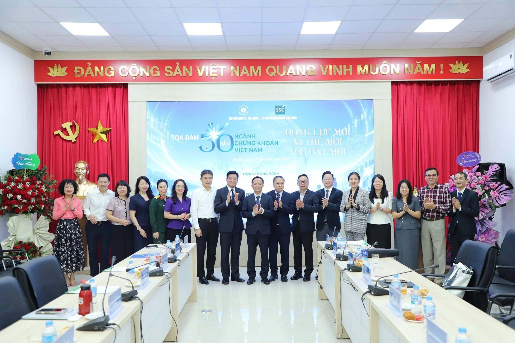 chum anh toa dam 30 nam nganh chung khoan viet nam dong luc moi vi the moi suc bat moi