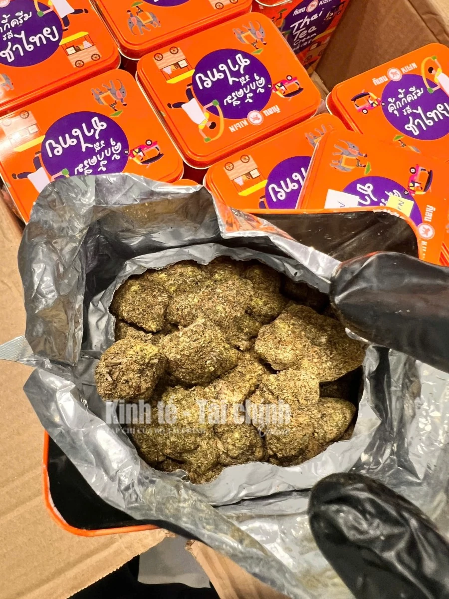 Hải quan Cầu Treo phát hiện 6 hộp chứa các gói đựng chất hỗn hợp nghi là các bộ phận của cây cần sa. Ảnh: Cục Hải quan