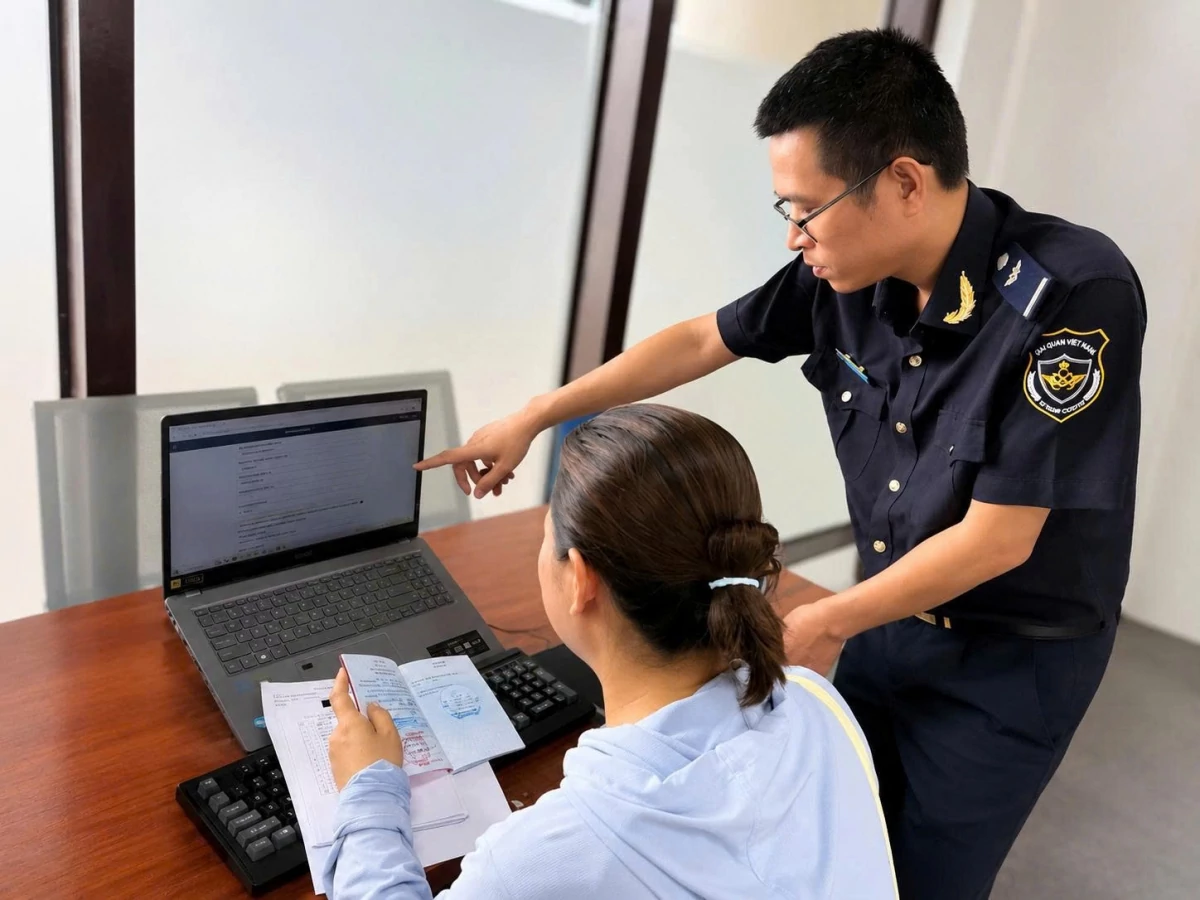 Công chức Hải quan khu vực IX hướng dẫn doanh nghiệp triển khai phần mềm quản lý phương tiện vận tải xuất nhập cảnh. Ảnh: Chi cục HQKV IX