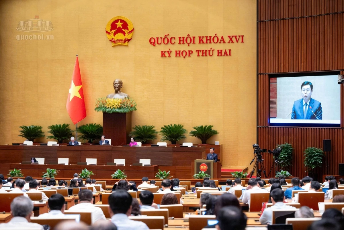 Quốc hội nghe Tờ trình tóm tắt và Báo cáo thẩm tra Dự án Luật sửa đổi, bổ sung một số điều của Luật Bảo hiểm xã hội.