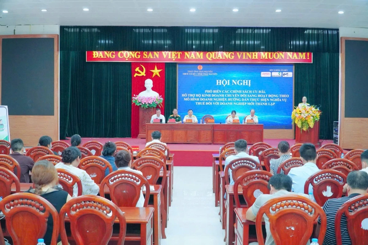 Thuế cơ sở 1 tỉnh Thái Nguyên thường xuyên tổ chức các buổi đối thoại, phổ biến chính sách đến hộ cá nhân kinh doanh. Ảnh: Thuế cơ sở.