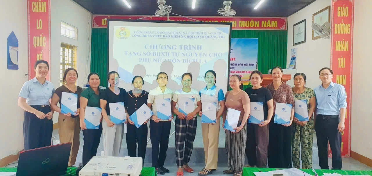 Nữ viên chức trao tặng 16 sổ bảo hiểm xã hội cho phụ nữ khó khăn
