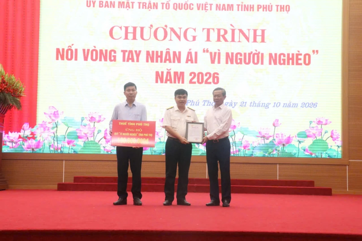 Đại diện Thuế tỉnh Phú Thọ ủng hộ chương trình. Ảnh: Văn Học.