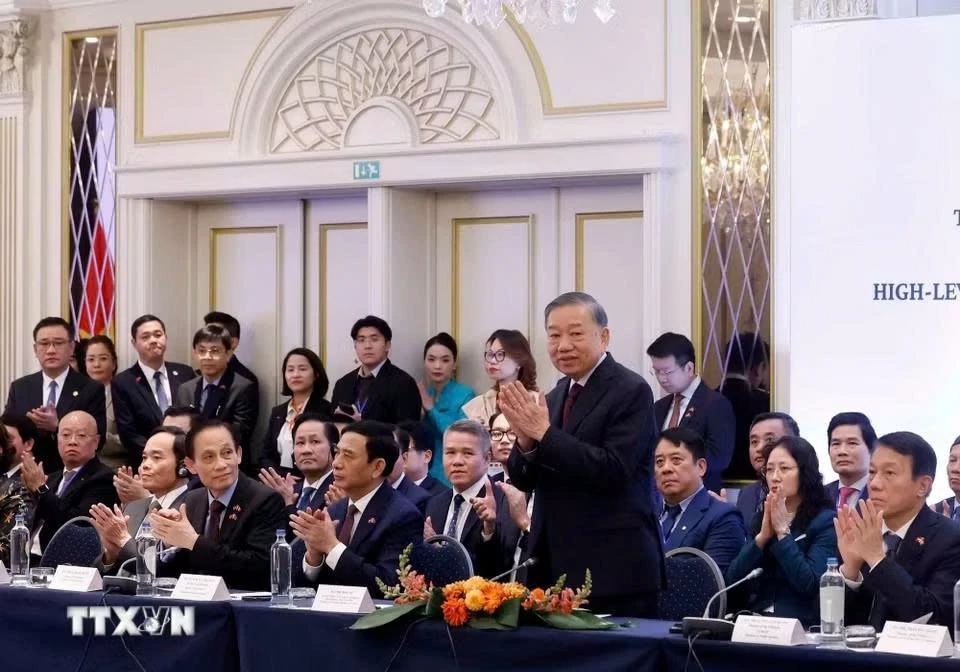 Tổng Bí thư, Chủ tịch nước Tô Lâm dự tọa đàm cấp cao với lãnh đạo doanh nghiệp tiêu biểu châu Âu và Bỉ Tổng Bí thư, Chủ tịch nước Tô Lâm dự tọa đàm cấp cao với lãnh đạo doanh nghiệp tiêu biểu châu Âu và Bỉ