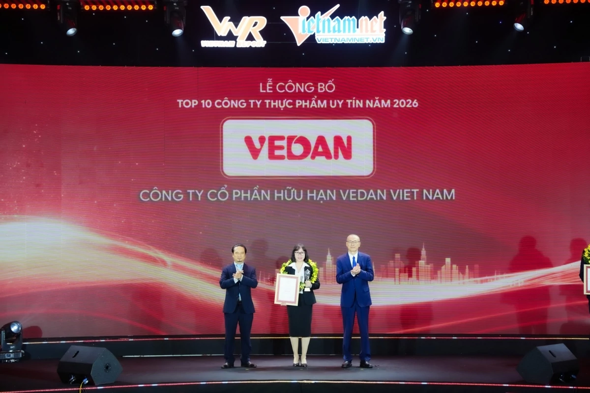 Bà Hà Thị Hòa Bình – Đại diện Vedan Việt Nam nhận Chứng nhận Top 10 Công ty uy tín ngành thực phẩm đồ uống năm 2026
