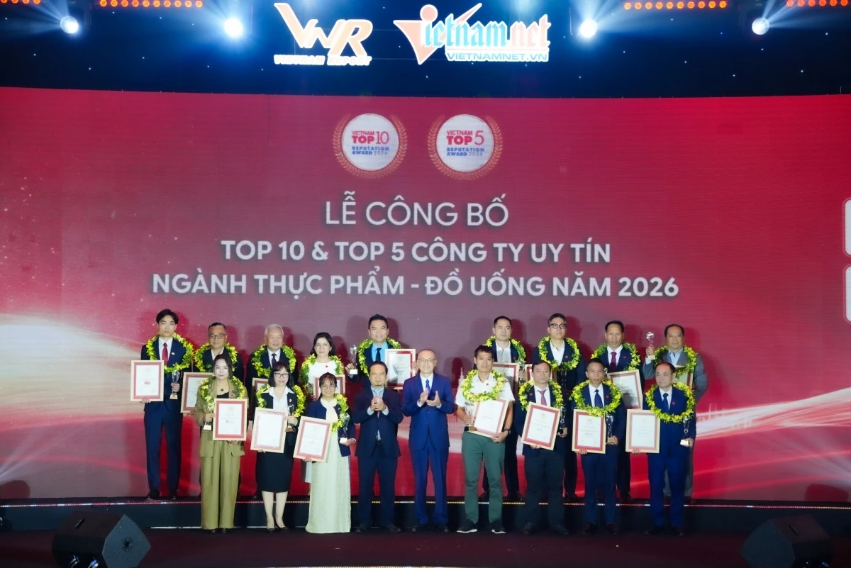 Đại diện các doanh nghiệp vinh dự nhận Chứng nhận Top 10  Công ty uy tín ngành thực phẩm đồ uống năm 2026  tại Lễ vinh danh