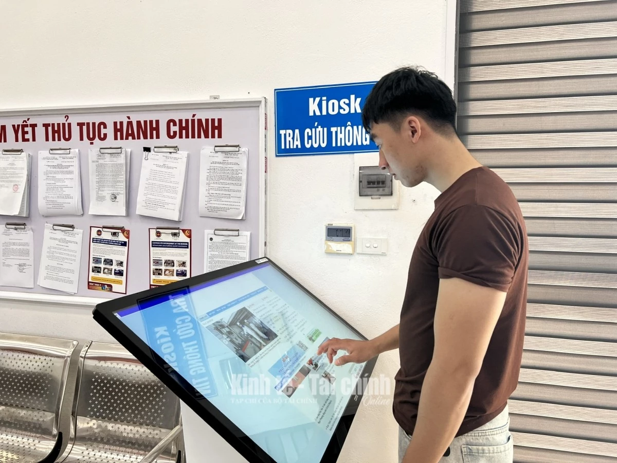 Doanh nghiệp tra cứu thủ tục hành chính tại cửa khẩu quốc tế đường bộ số II Kim Thành. Ảnh: H.Nụ