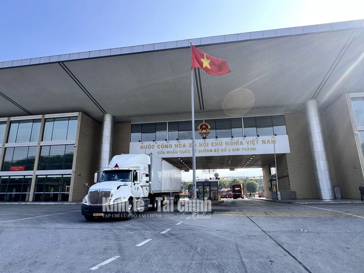 Phương tiện chở hàng xuất khẩu qua cửa khẩu quốc tế đường bộ số II Kim Thành. Ảnh: H.Nụ