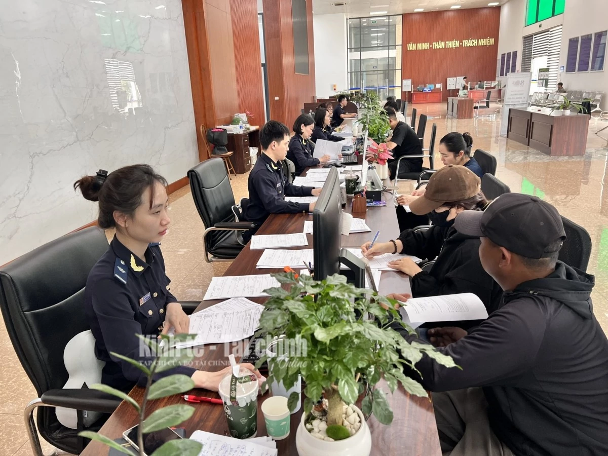 Công chức hải quan hướng dẫn doanh nghiệp làm thủ tục tại cửa khẩu quốc tế đường bộ số II Kim Thành. Ảnh: H.Nụ