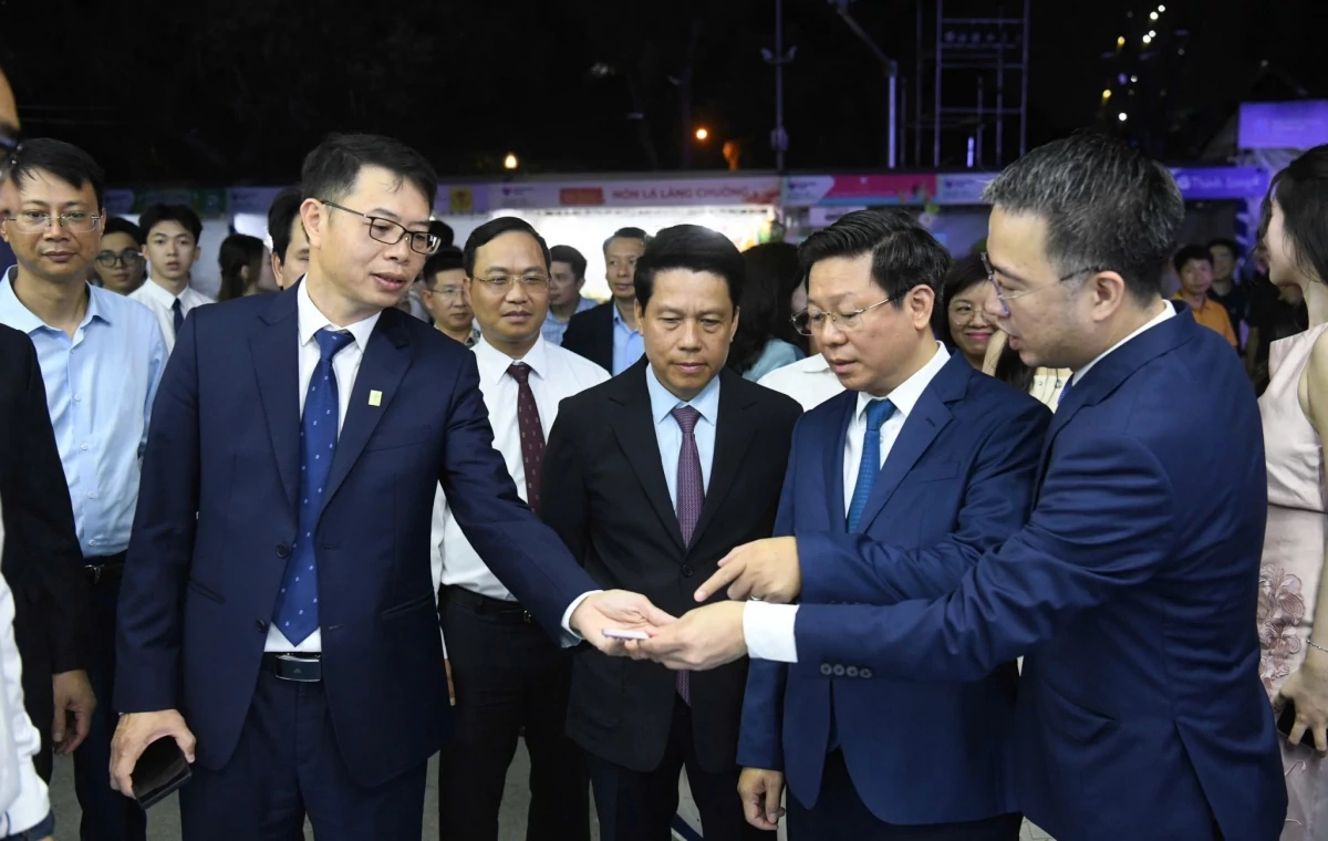 Giao dịch không dùng tiền mặt tăng hơn 34% sau 8 tháng Giao dịch không dùng tiền mặt tăng hơn 34% sau 8 tháng