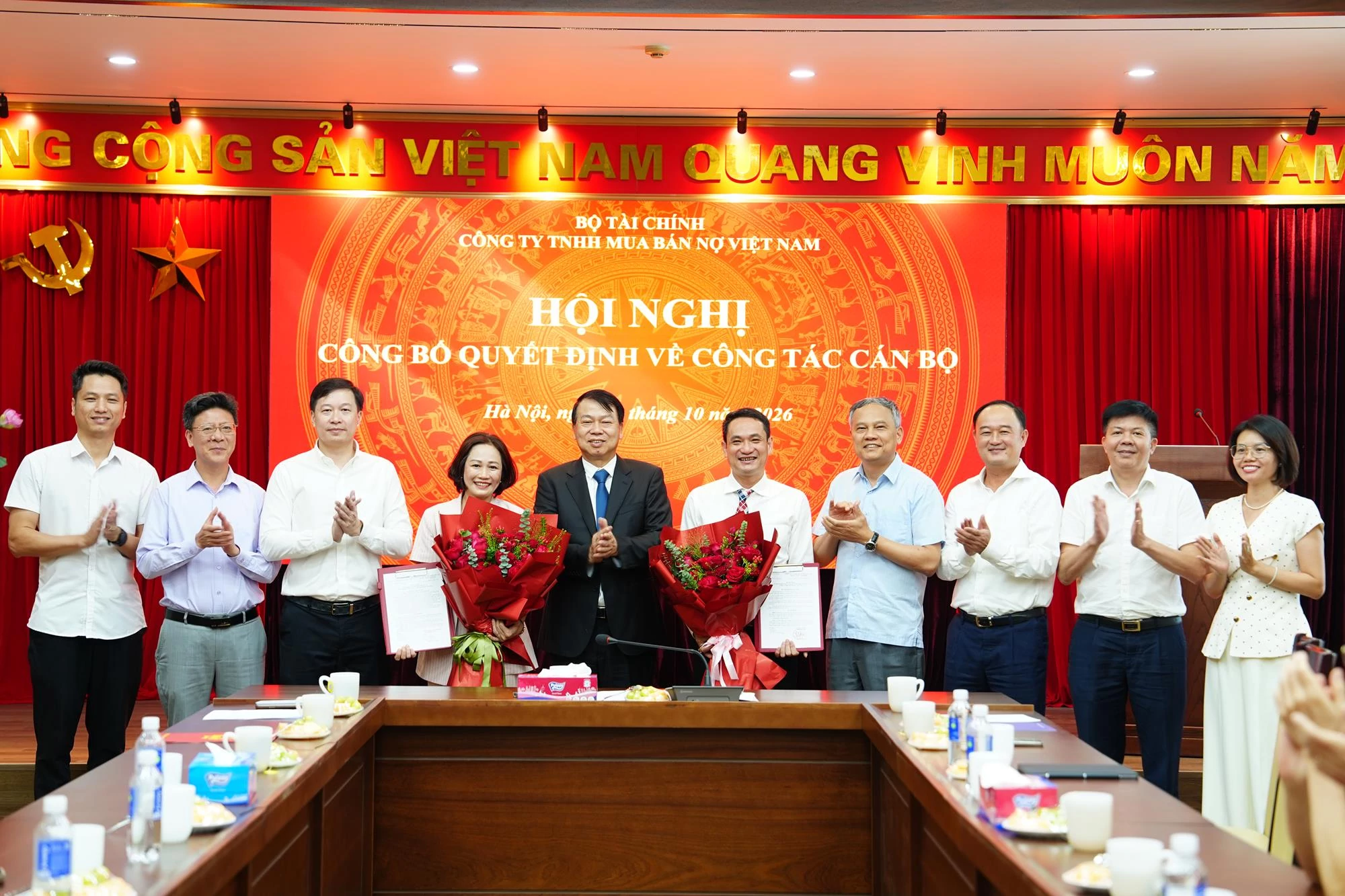Thứ trưởng Bộ Tài chính Nguyễn Đức Chi (đứng giữa) cùng lãnh đạo DATC chúc mừng các cán bộ được bổ nhiệm tại Hội nghị công bố quyết định về công tác cán bộ ngày 23/10/2026. Thứ trưởng Bộ Tài chính Nguyễn Đức Chi (đứng giữa) cùng lãnh đạo DATC chúc mừng các cán bộ được bổ nhiệm tại Hội nghị công bố quyết định về công tác cán bộ ngày 23/10/2026.