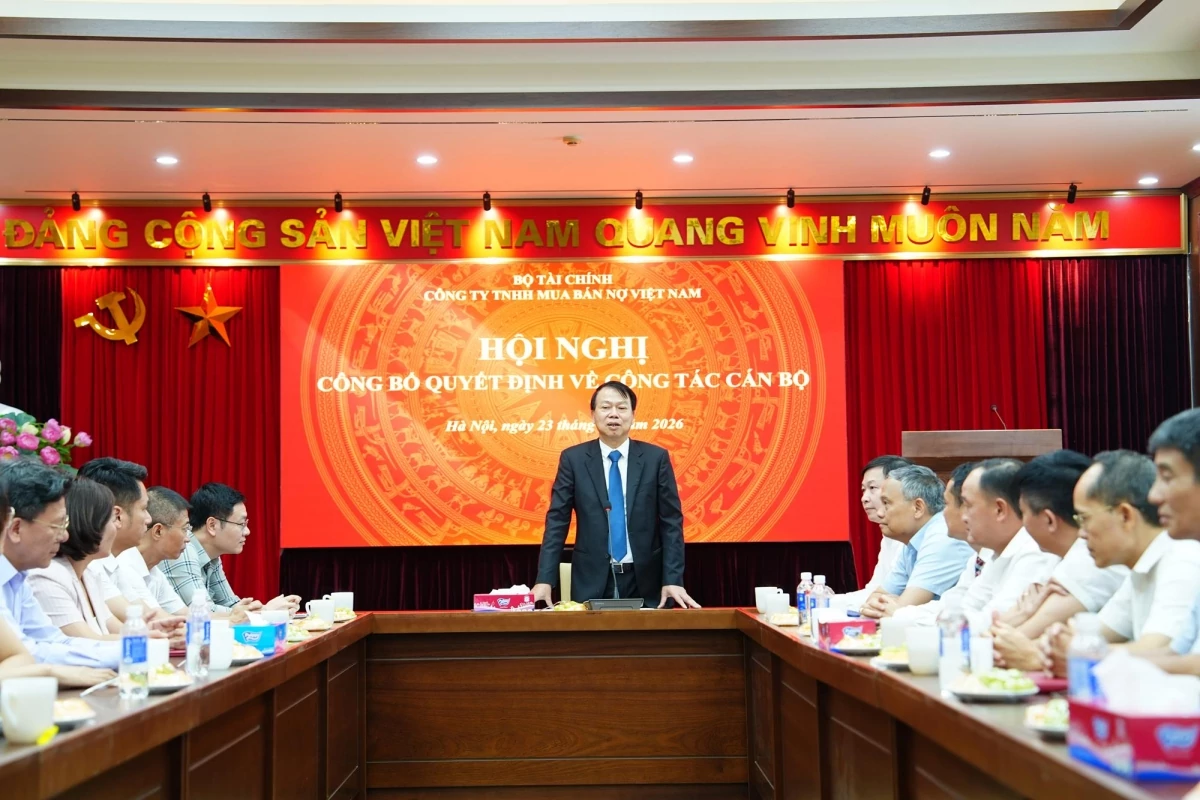 Thứ trưởng Bộ Tài chính Nguyễn Đức Chi chúc mừng các đồng chí được bổ nhiệm; đồng thời, ghi nhận, đánh giá cao quá trình phấn đấu, rèn luyện và sự tín nhiệm dành cho đội ngũ cán bộ DATC. Thứ trưởng Bộ Tài chính Nguyễn Đức Chi chúc mừng các đồng chí được bổ nhiệm; đồng thời, ghi nhận, đánh giá cao quá trình phấn đấu, rèn luyện và sự tín nhiệm dành cho đội ngũ cán bộ DATC.