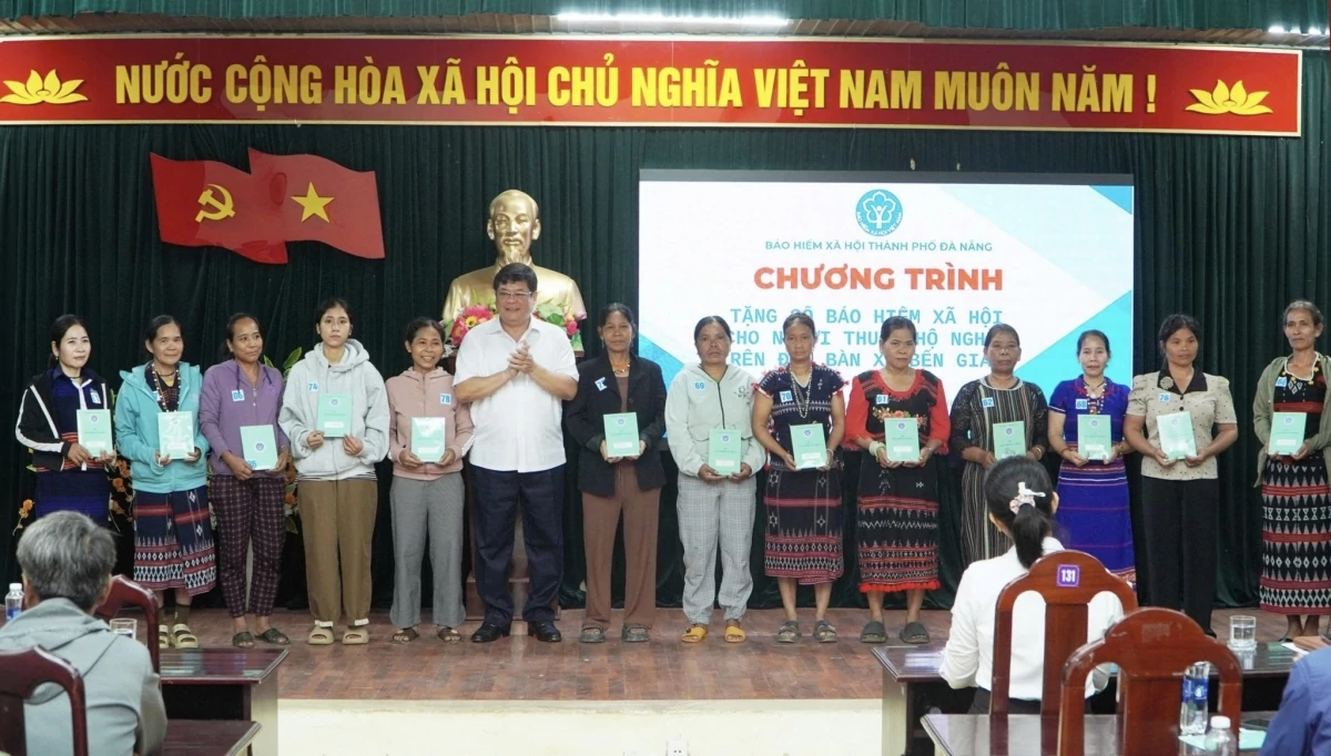 TP. Đà Nẵng: Thêm 100 sổ bảo hiểm xã hội tự nguyện đến với người nghèo