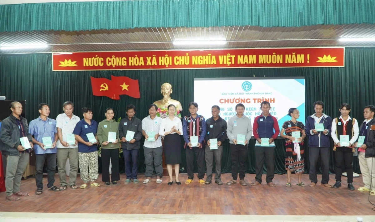 TP. Đà Nẵng: Thêm 100 sổ bảo hiểm xã hội tự nguyện đến với người nghèo