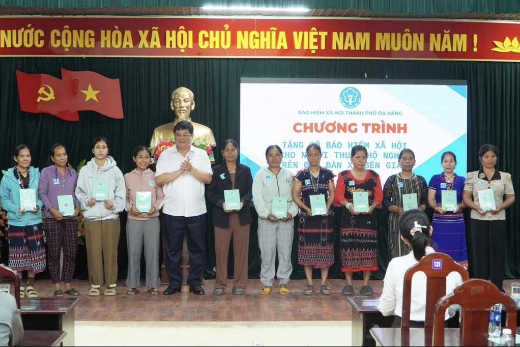 TP. Đà Nẵng: Thêm 100 sổ bảo hiểm xã hội tự nguyện đến với người nghèo