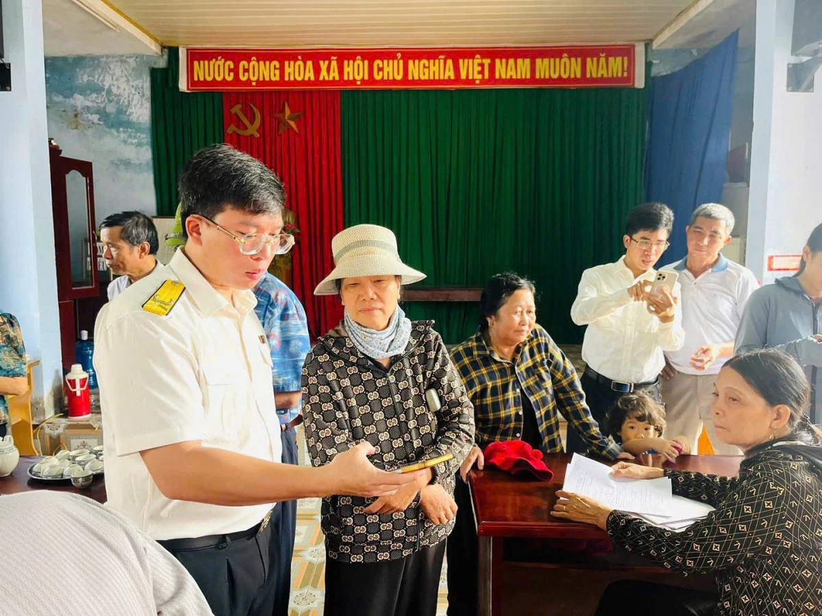 Công chức Thuế cơ sở 13 TP. Hải Phòng hướng dẫn người dân khai và nộp thuế sử dụng đất phi nông nghiệp trên ứng dụng eTax Mobile. Ảnh: Thuế cơ sở.