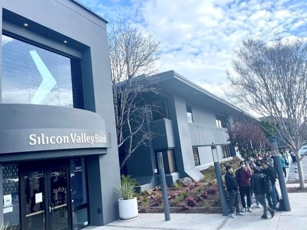 Hàng trăm người gửi tiền chờ rút tiền ở Ngân hàng Silicon Valley (Mỹ), chưa kể những khách hàng rút tiền trực tuyến, tháng 3/2023.