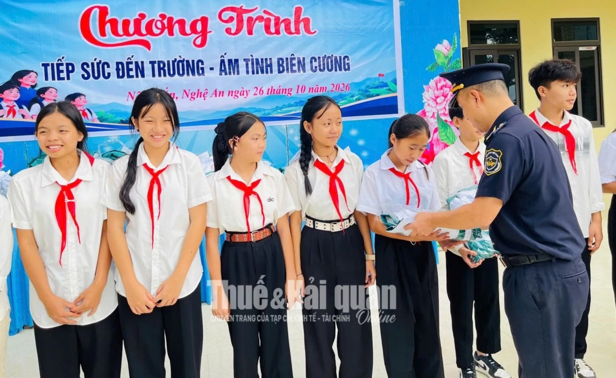 Hải quan Nậm Cắn kết nối trao 1.336 chiếc áo tặng học sinh vùng biên giới