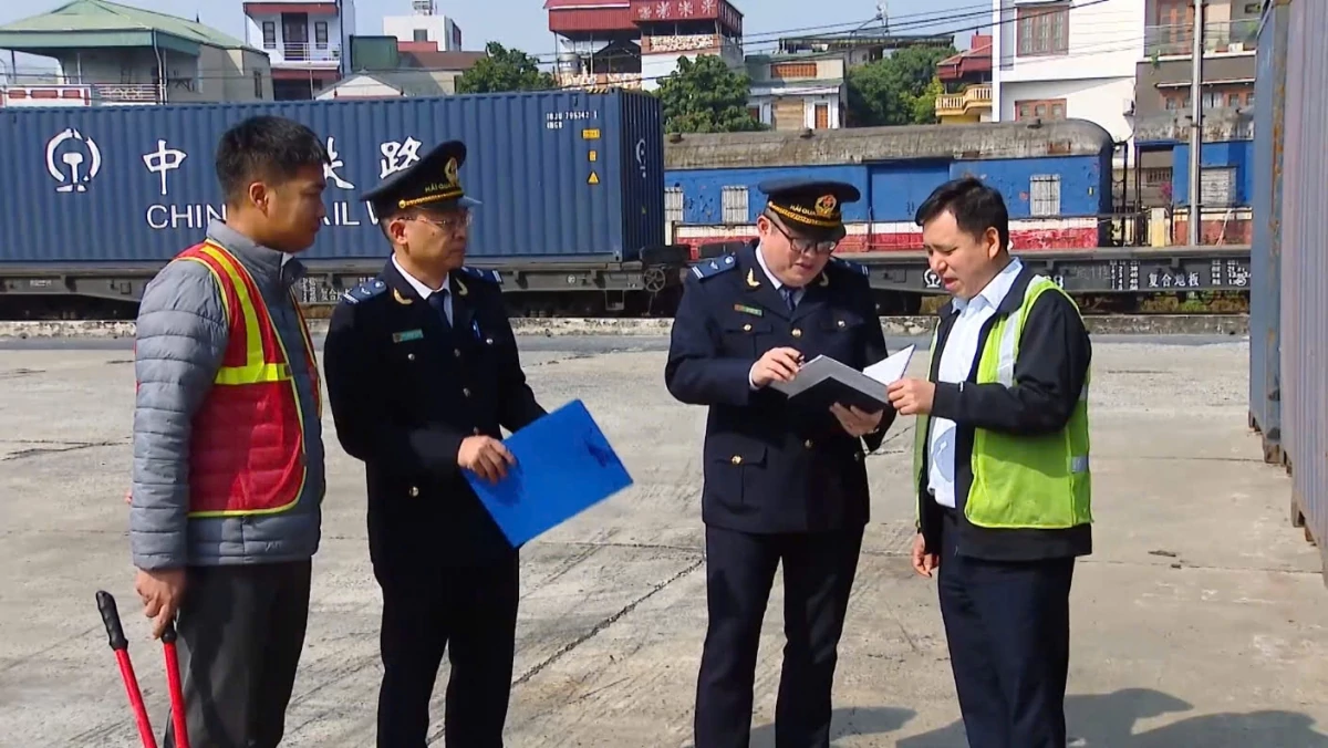 Công chức Hải quan ga đường sắt quốc tế Yên Viên, Chi cục Hải quan khu vực I kiểm tra hàng hóa xuất nhập khẩu. Ảnh do đơn vị cung cấp.