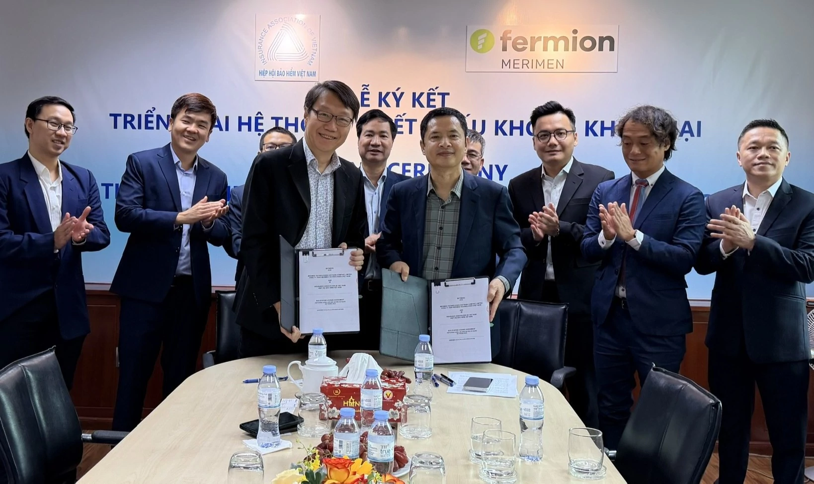 Ông Phạm Ngọc Sơn, Tổng Thư ký Hiệp hội Bảo hiểm Việt Nam, và Tổng Giám đốc Tập đoàn Merimen thực hiện nghi thức ký thỏa thuận mức độ dịch vụ (SLA) triển khai hệ thống NCD. Ảnh: Hoàng Duy