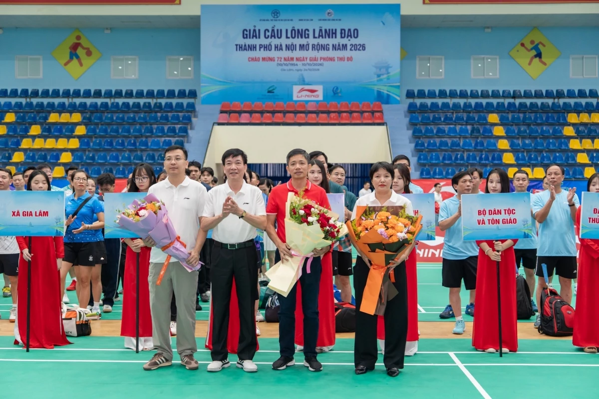 Ông Nguyễn Huy Thắng - Chủ tịch Liên đoàn cầu lông Hà Nội (thứ 2) trao tặng hoa, tri ân các nhà tài trợ chính cho Giải phong trào Lãnh đạo Hà Nội mở rộng 2026 (Nguồn ảnh : Ciputra Hanoi)