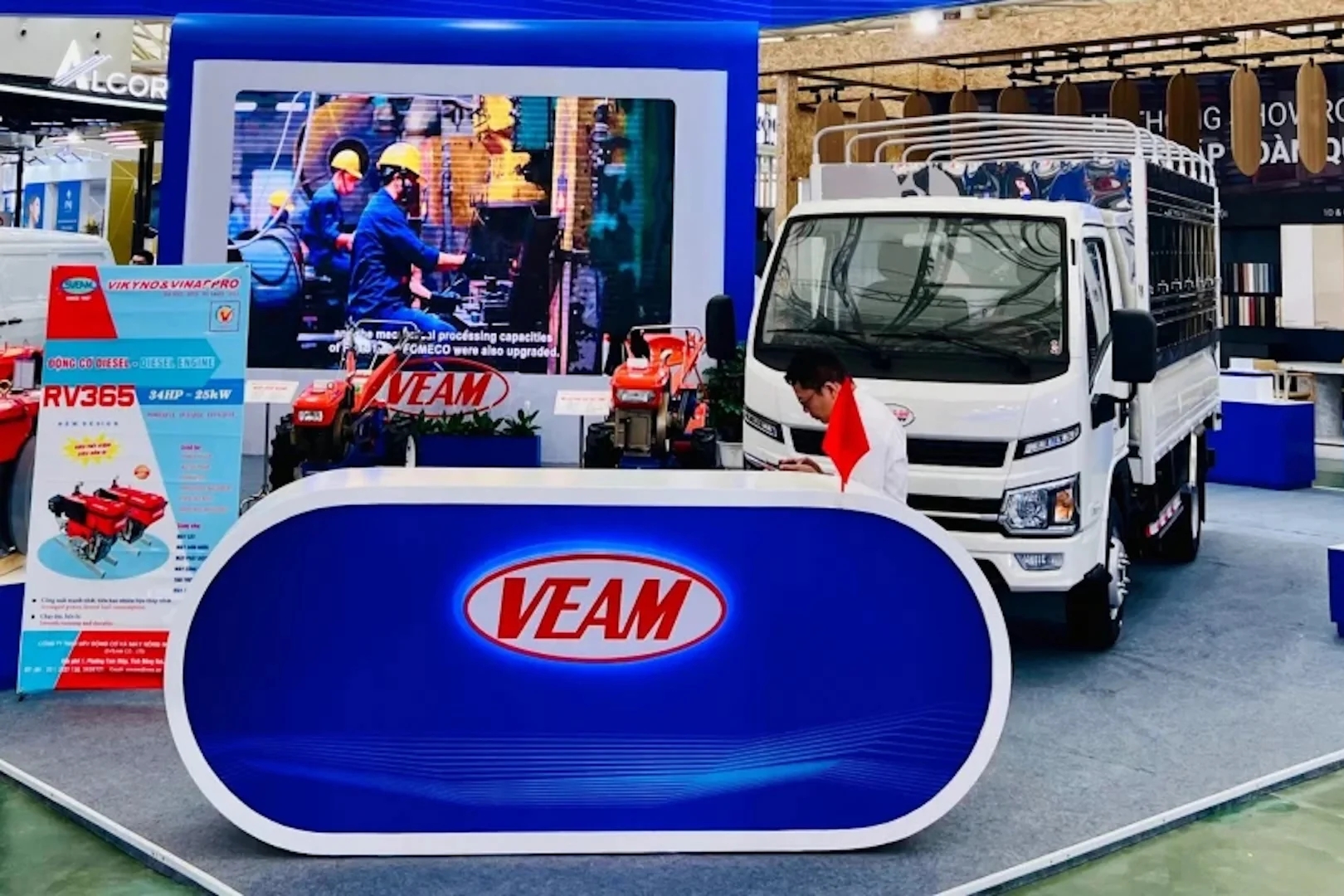 Cổ phiếu ngành xe phân hóa dù doanh số ô tô tăng 20%