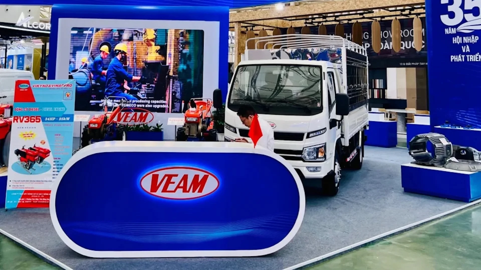 Cổ phiếu ngành xe phân hóa dù doanh số ô tô tăng 20%