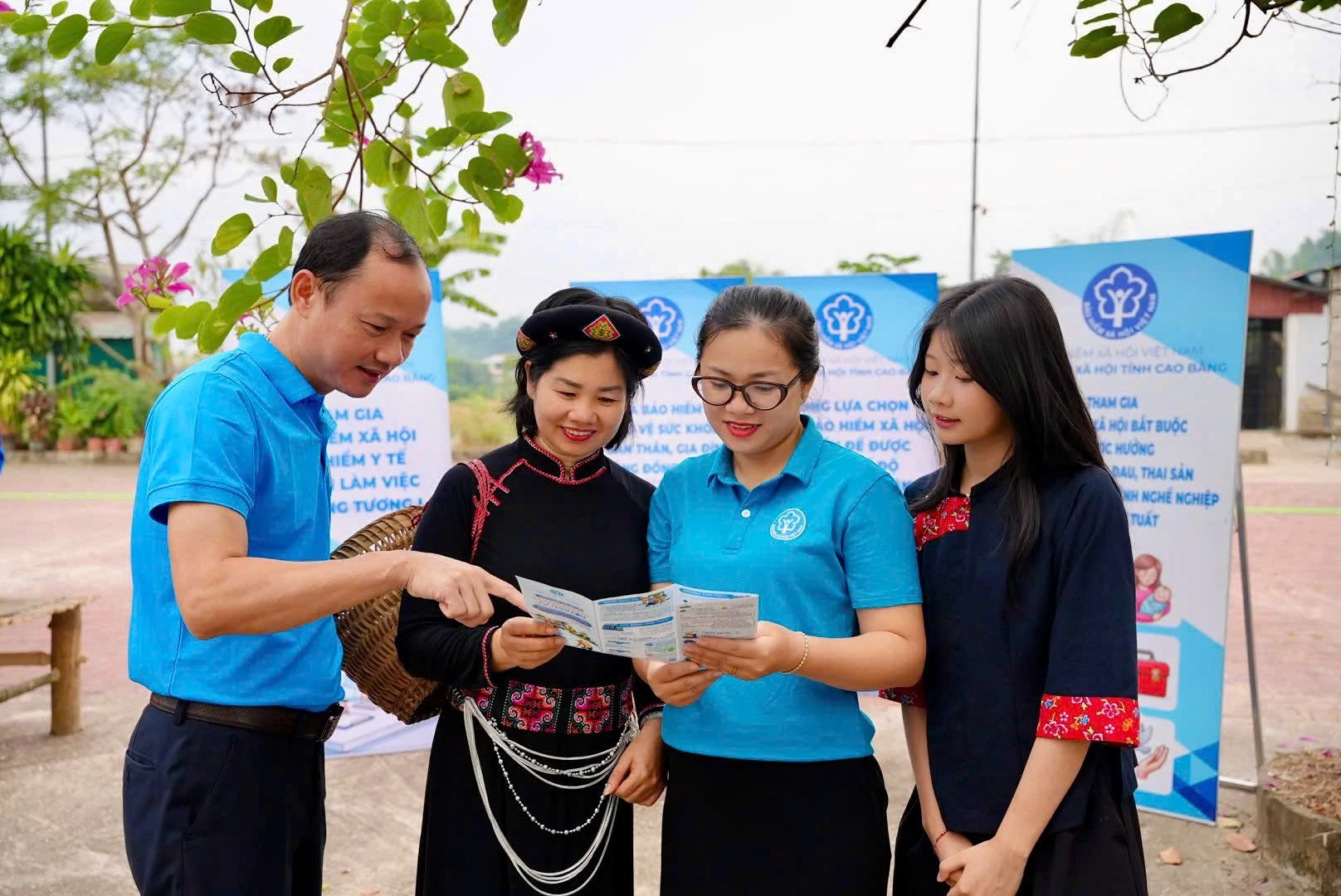 BHXH tỉnh Cao Bằng: Tư vấn, giải đáp chính sách BHXH, BHYT tại chương trình Điểm hẹn sản phẩm phường Nùng Trí Cao