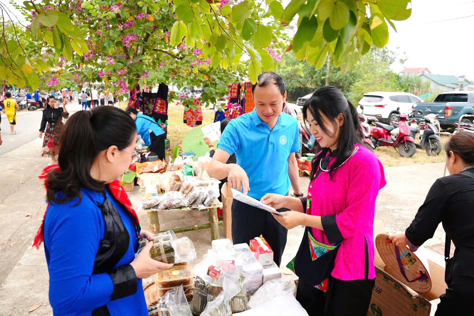 BHXH tỉnh Cao Bằng: Tư vấn, giải đáp chính sách BHXH, BHYT tại chương trình Điểm hẹn sản phẩm phường Nùng Trí Cao