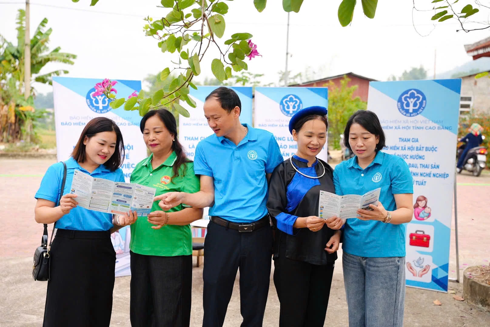 BHXH tỉnh Cao Bằng: Tư vấn, giải đáp chính sách BHXH, BHYT tại chương trình Điểm hẹn sản phẩm phường Nùng Trí Cao