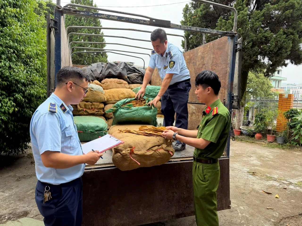 Cao Bằng: Phát hiện 1,2 tấn nguyên liệu thuốc lá không rõ nguồn gốc