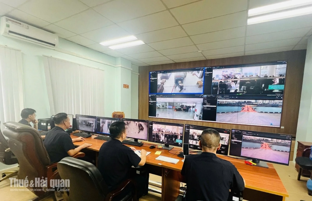 Công chức Hải quan khu vực VIII giám sát trực tuyến. Ảnh: HQKV VIII