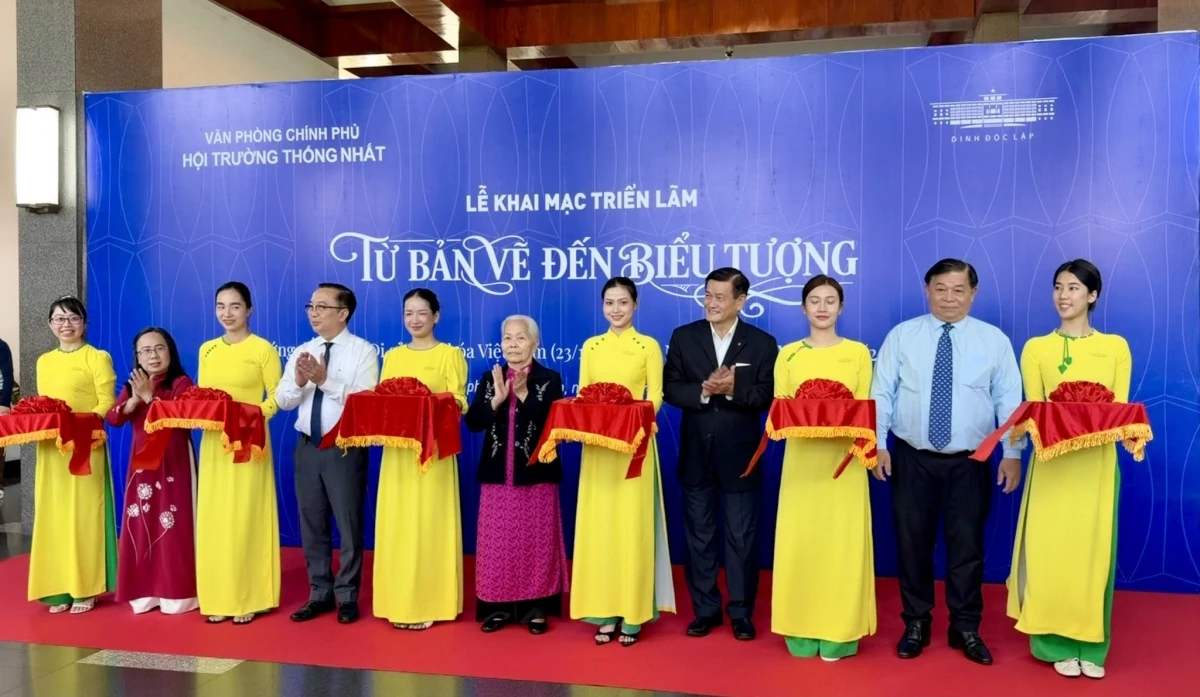 Các đại biểu cắt băng khai mạc triển lãm. Ảnh: Thu Dịu Khám phá giá trị kiến trúc và chiều sâu lịch sử Dinh Độc Lập