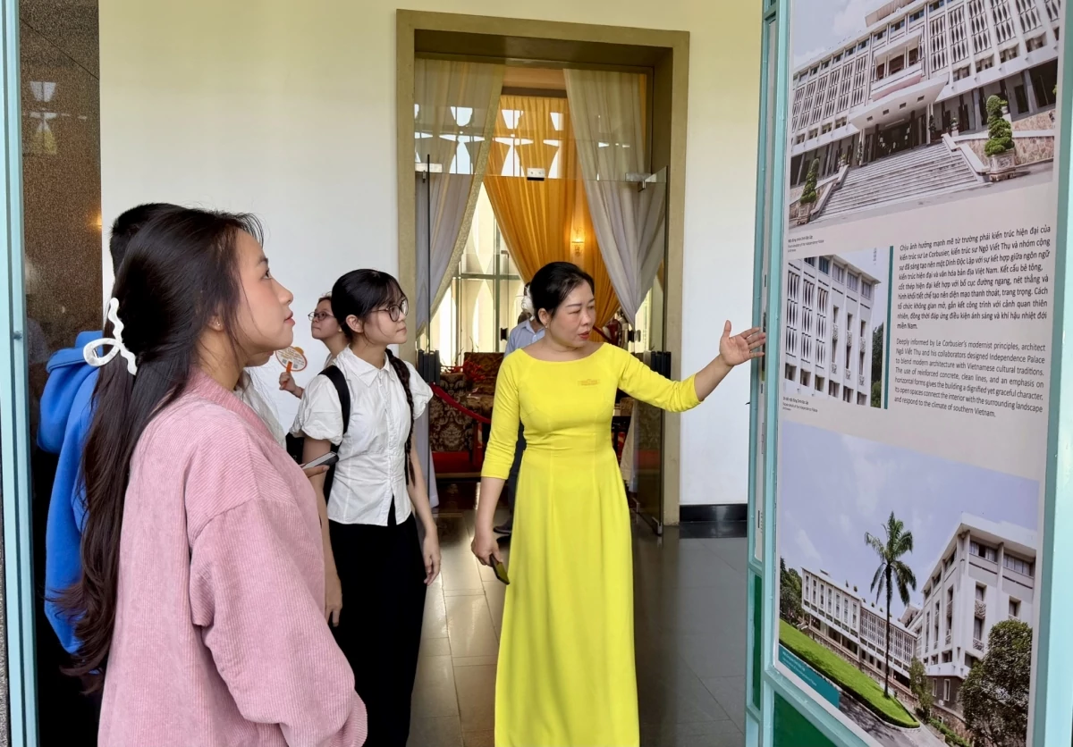 Du khách tham quan triển lãm tại Dinh Độc Lập. Ảnh: Thu Dịu Khám phá giá trị kiến trúc và chiều sâu lịch sử Dinh Độc Lập