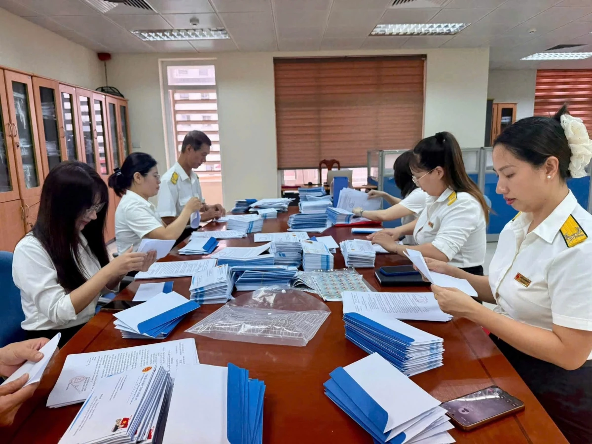 Công chức thuế cơ sở 1 tỉnh Nghệ An chuẩn bị thông báo gửi ngwowifnoopj thuế ở trạng thái 03, 06. Ảnh: Thuế cơ sở 1.