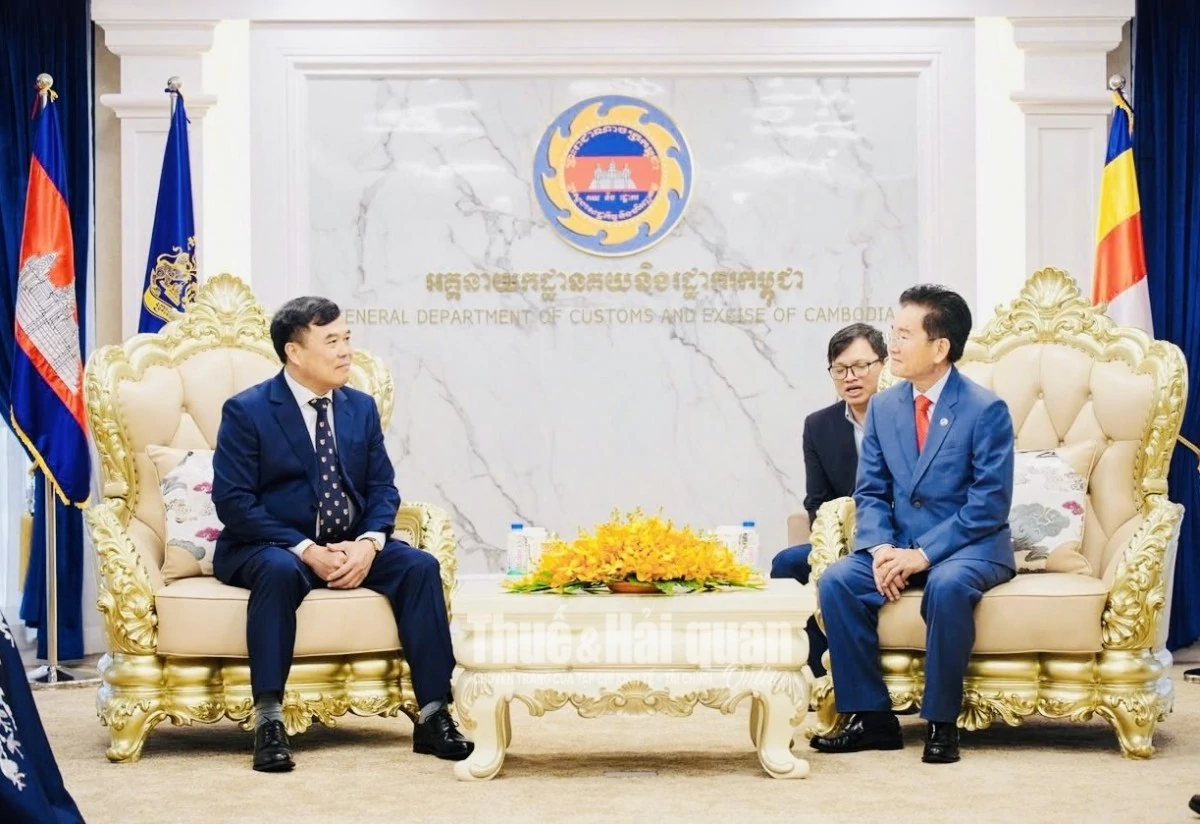 Ông Nguyễn Văn Thọ, Cục trưởng Cục Hải quan Việt Nam và ông Kun Nhem, Bộ trưởng tháp tùng Thủ tướng, Tổng cục trưởng Tổng cục Hải quan và Thuế gián thu Campuchia trao đổi kế hoạch hợp tác giai đoạn 2027-2028. Ảnh: Cục Hải quan